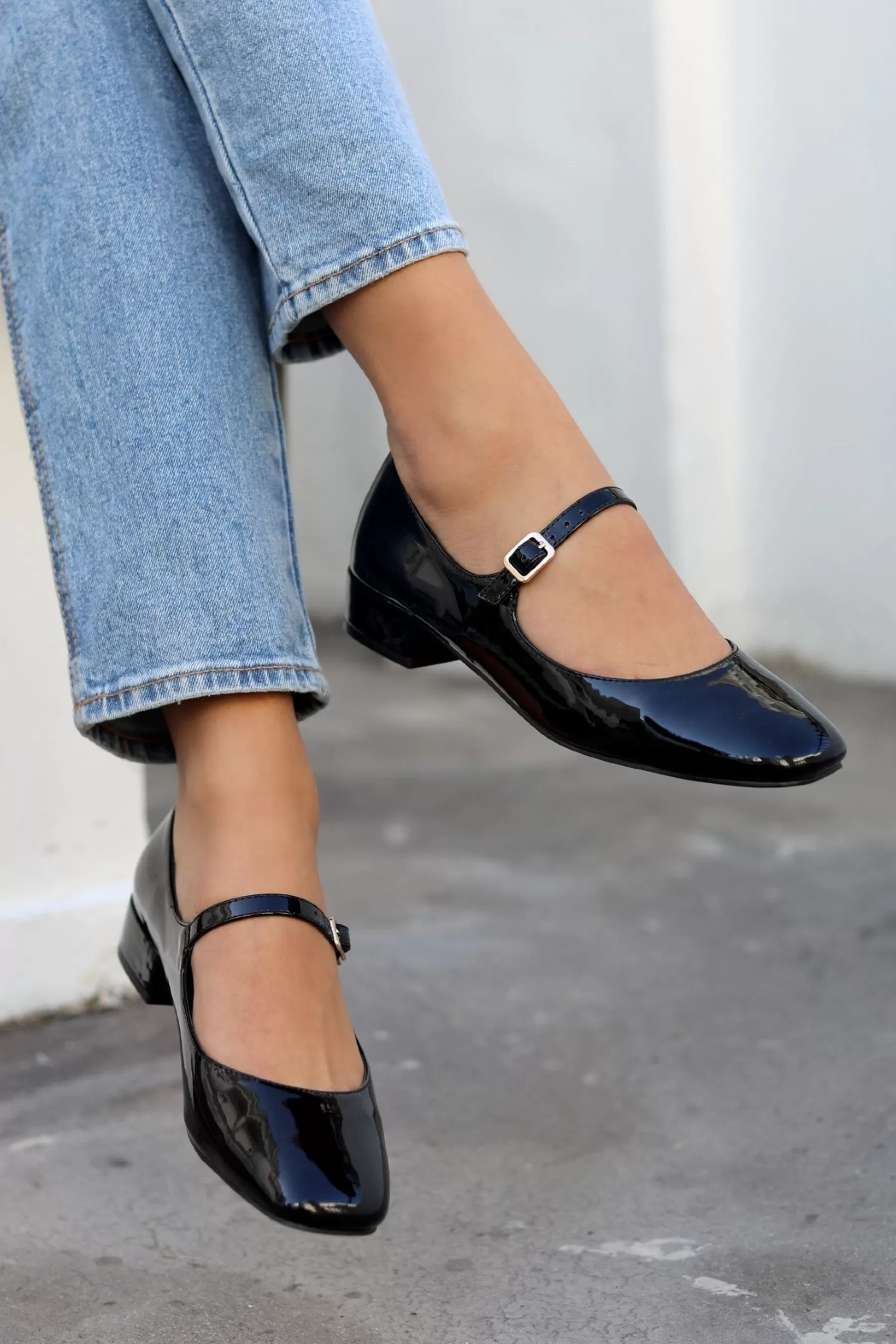 Linzi Flat- Carley Block Heel Court Shoes Black